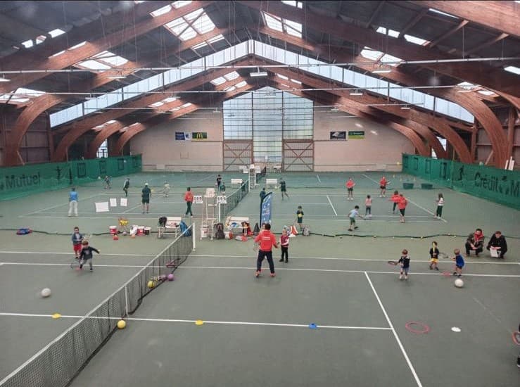 Séance de l'école de tennis dans les courts couverts