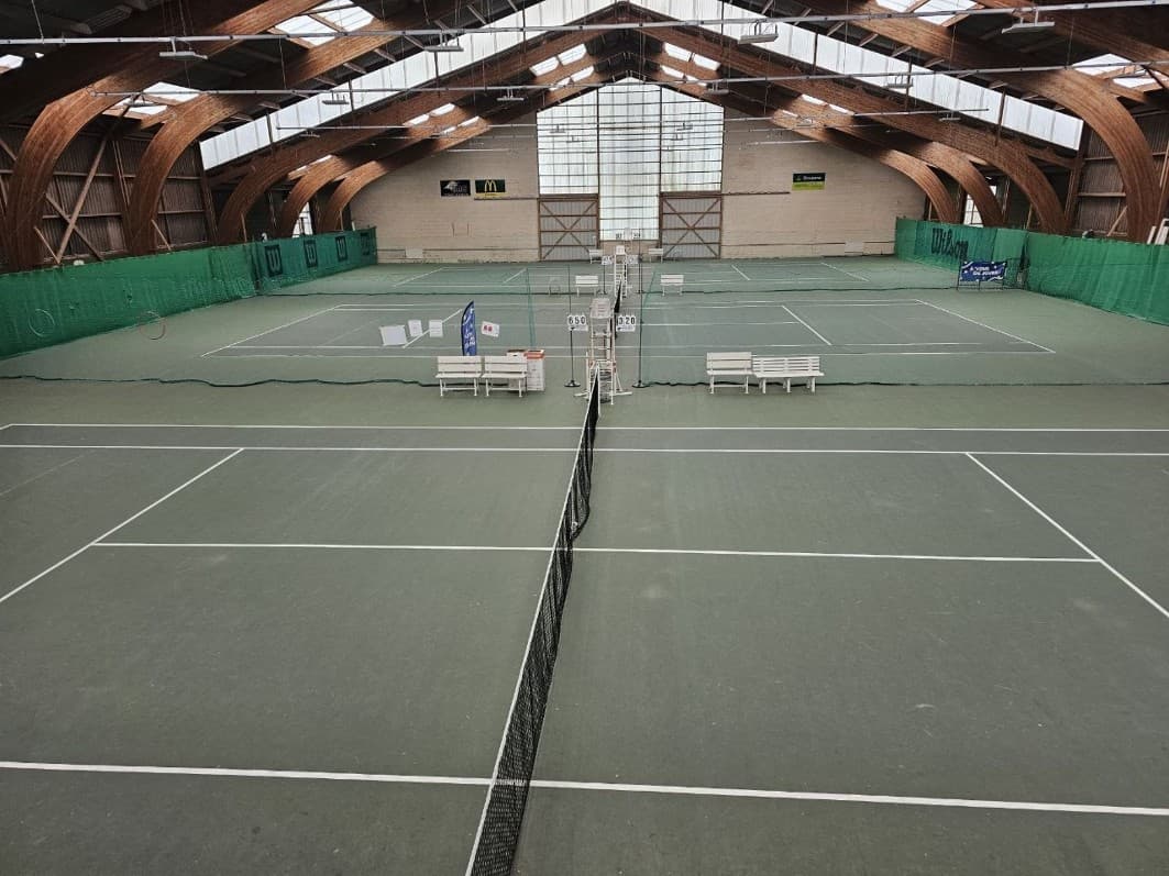 Les courts couverts en résine du club